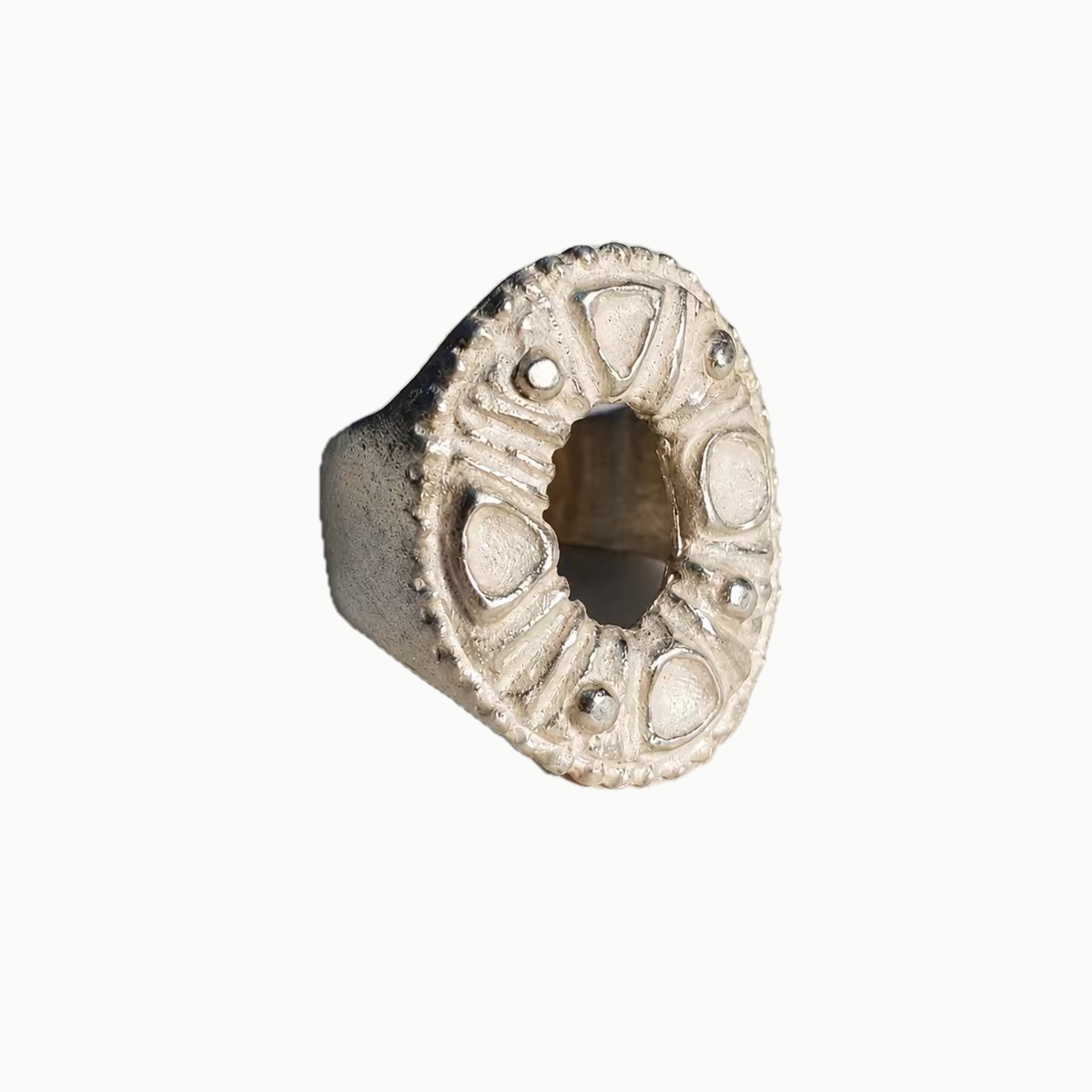 ANHOLANDO Oval Relief Ring on a near-white background